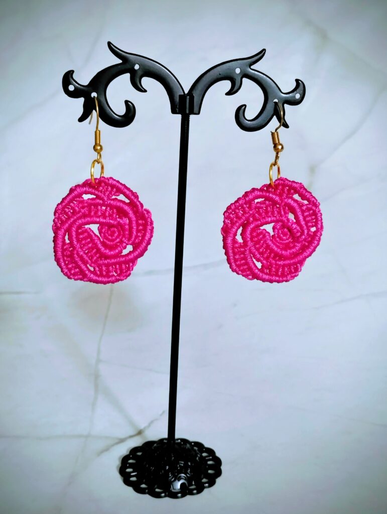 Χειροποίητα σκουλαρίκια boho τριαντάφυλλα micro macrame
