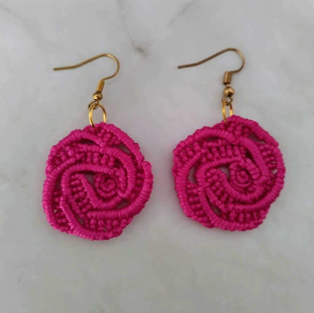 Χειροποίητα σκουλαρίκια boho τριαντάφυλλα micro macrame