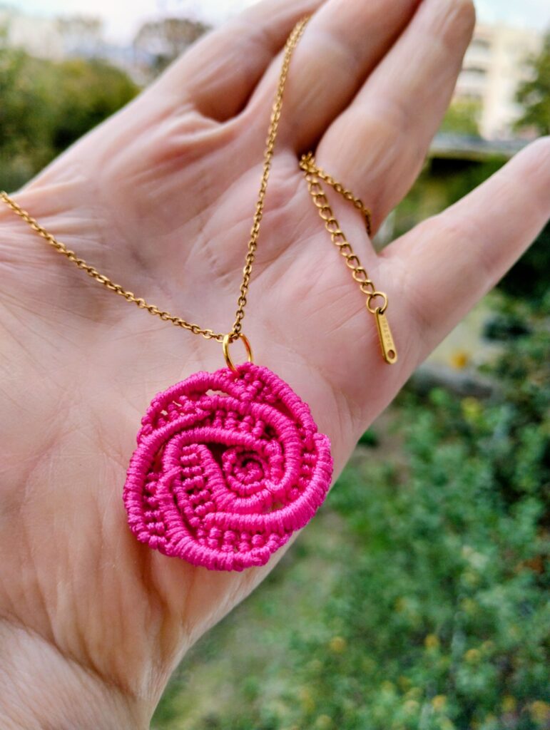 Χειροποίητο κολιέ boho τριαντάφυλλο micro macrame