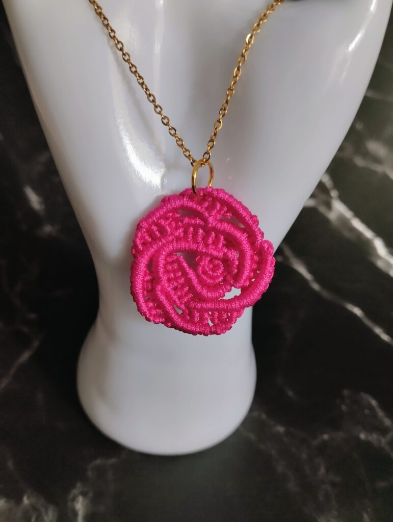 Χειροποίητο κολιέ boho τριαντάφυλλο micro macrame