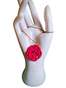 Χειροποίητο κολιέ boho τριαντάφυλλο micro macrame