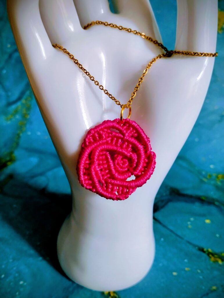 Χειροποίητο κολιέ boho τριαντάφυλλο micro macrame
