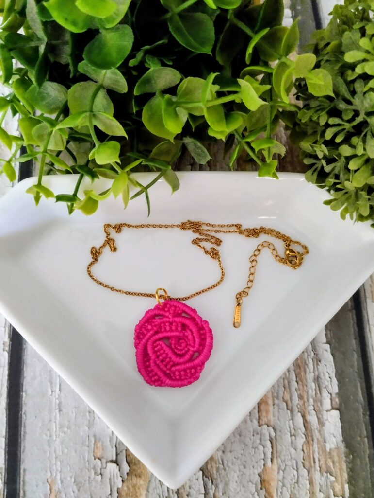 Χειροποίητο κολιέ boho τριαντάφυλλο micro macrame