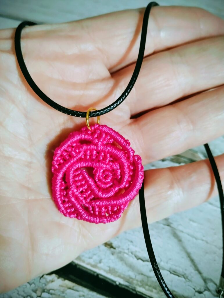 Χειροποίητο κολιέ boho τριαντάφυλλο micro macrame φούξια