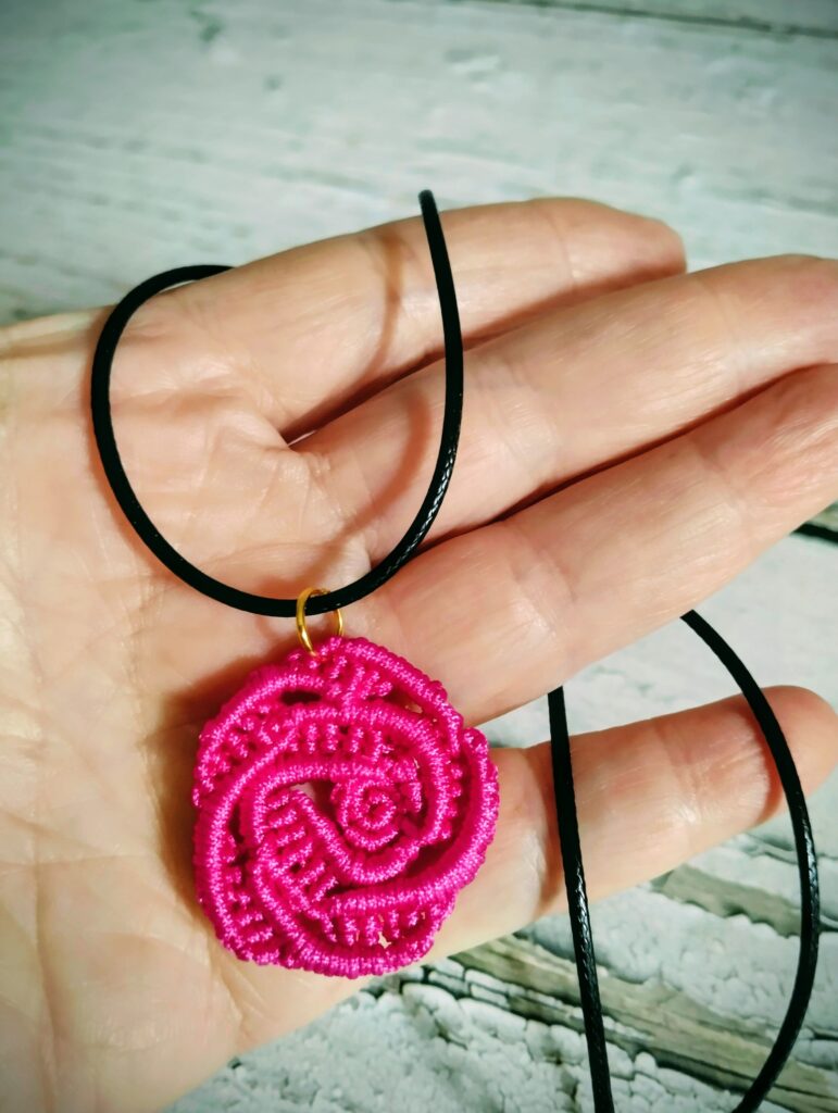 Χειροποίητο κολιέ boho τριαντάφυλλο micro macrame φούξια