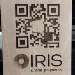 Ξύλινη πινακίδα IRIS PAYMENTS