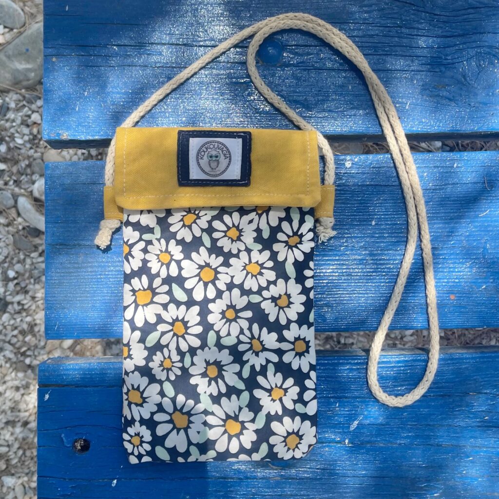Χειροποίητο τσαντάκι κινητού Large Daisies (αδιάβροχο)