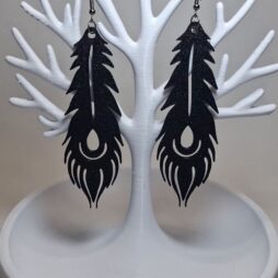 Εντυπωσιακά κρεμαστά 3D Printed σκουλαρίκια σε σχήμα φτερού.