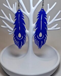 Εντυπωσιακά κρεμαστά σκουλαρίκια 3D Printed σε σχήμα φτερού, σε έντονο Electric Blue χρώμα.