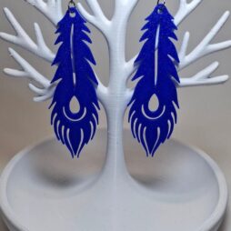 Εντυπωσιακά κρεμαστά σκουλαρίκια 3D Printed σε σχήμα φτερού, σε έντονο Electric Blue χρώμα.