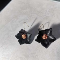 Handmade σκουλαρίκια "black flower" black and gold