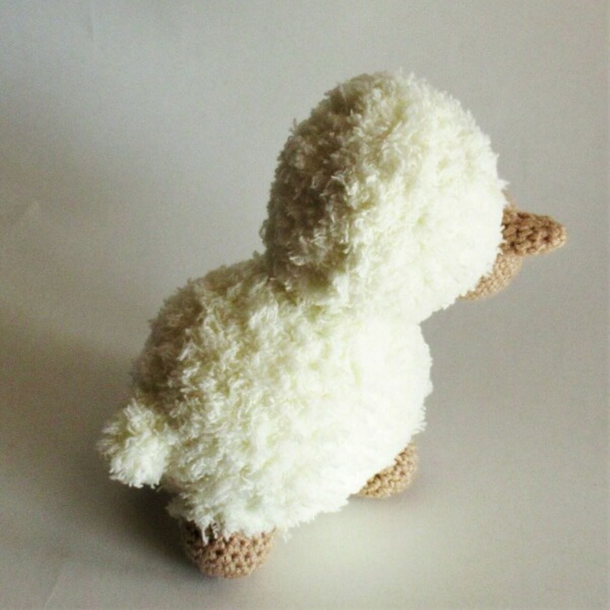 Πλεκτό χειροποίητο προβατάκι (amigurumi)