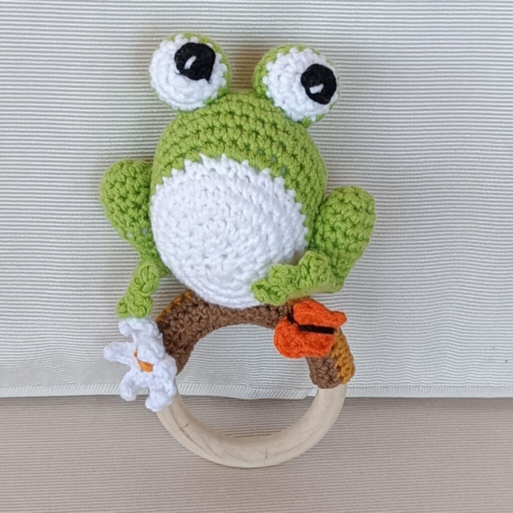 Βρεφική πλεκτή κουδουνίστρα (amigurumi) "βατραχάκι στον κήπο"