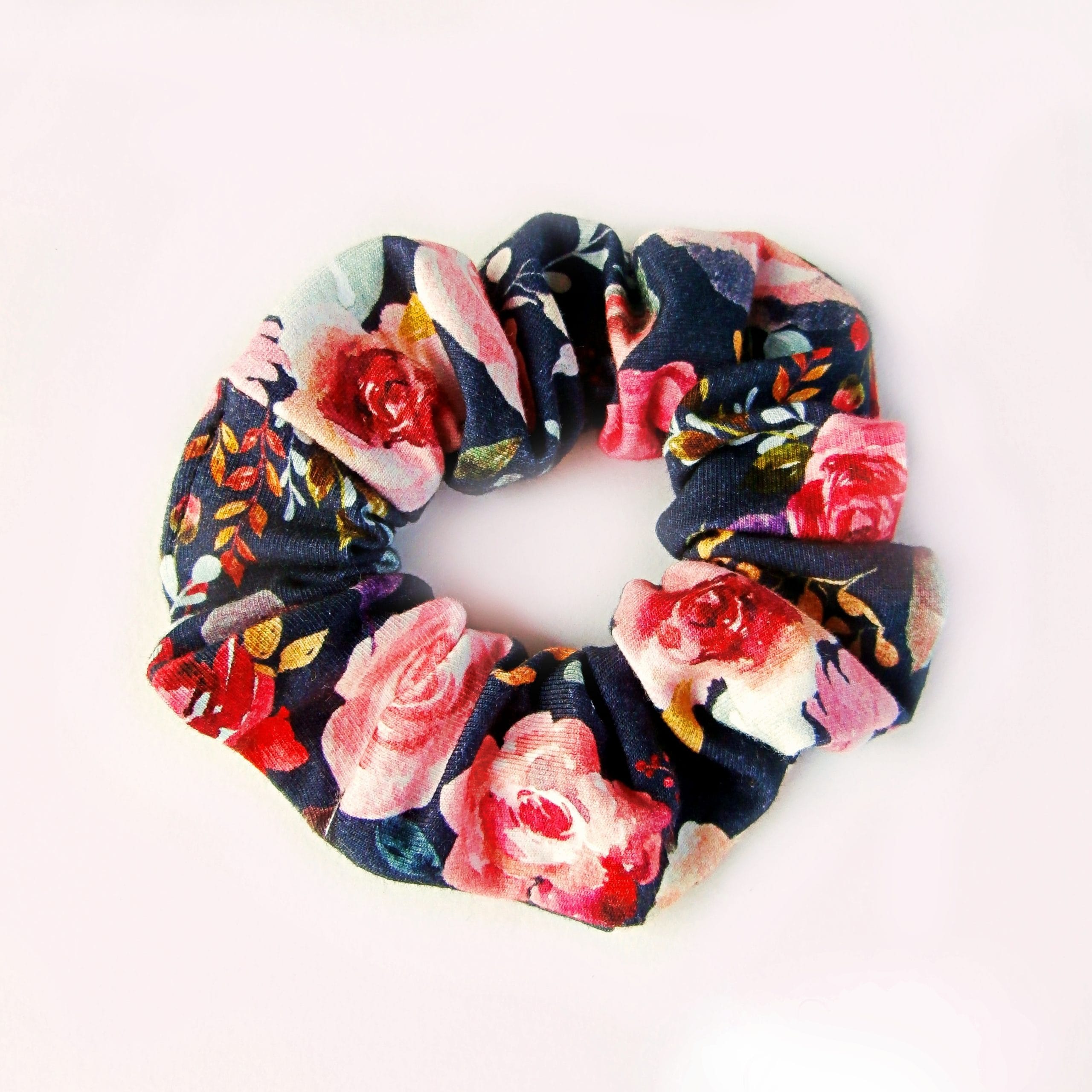 Λαστιχάκι για τα μαλλιά τύπου scrunchie μπλε σκούρο με λουλούδια