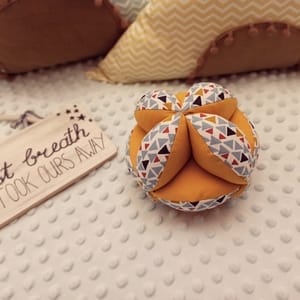 Montessori puzzle ball "Happy Triangles", υφασμάτινη, γεωμετρικά σχέδια