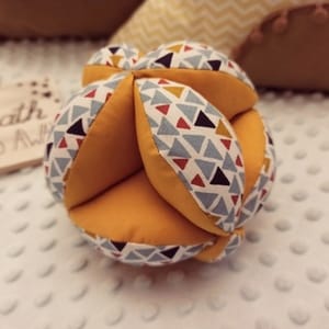 Montessori puzzle ball "Happy Triangles", υφασμάτινη, γεωμετρικά σχέδια