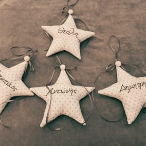 Χριστουγεννιάτικο στολίδι αστέρι με όνομα παιδιού,προσωποποιημένο δώρο, λευκό - γκρι