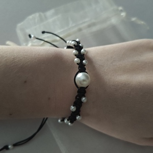 "Pearly black" βραχιόλι μακραμέ με πέρλες