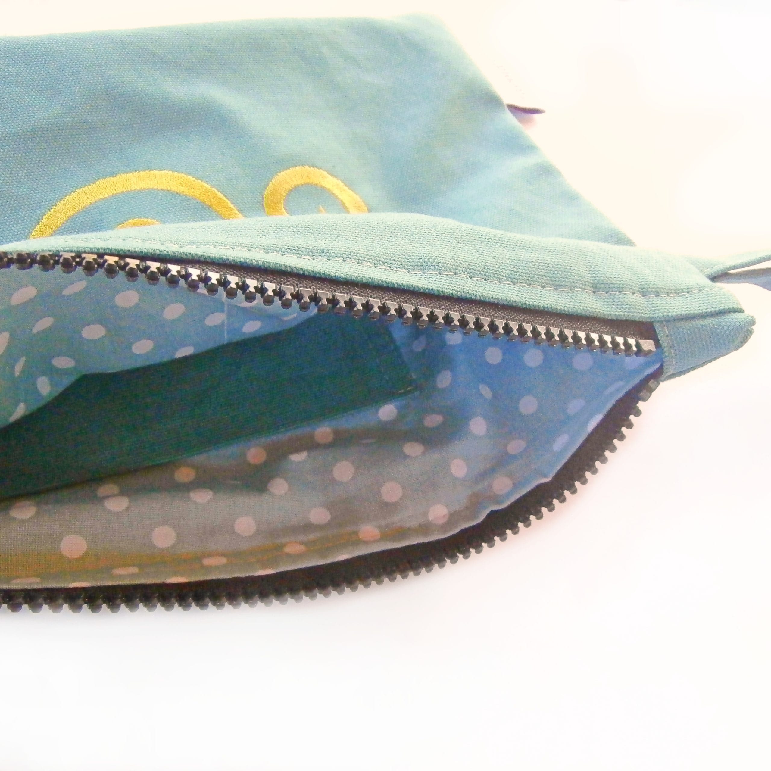 Γυναικεία τσάντα χειρός χρώμα μέντας με κέντημα μάτι χρυσό