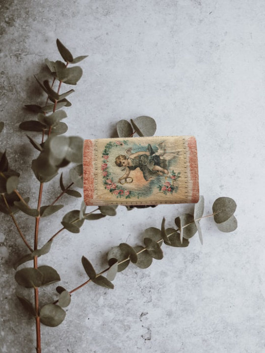 Ξύλινη μπιζουτιέρα με την τεχνική του Decoupage.