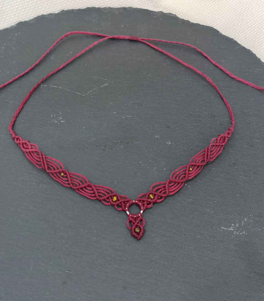 Macrame κολιέ σε χρώμα μπορντό