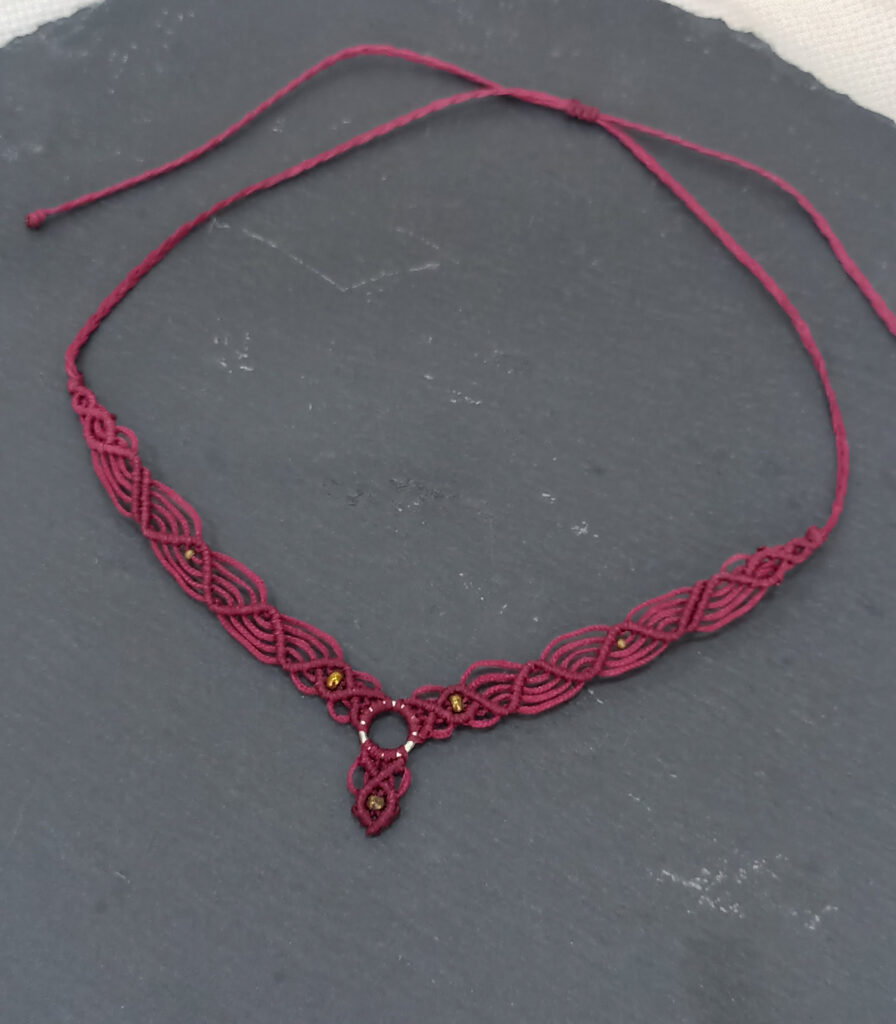 Macrame κολιέ σε χρώμα μπορντό